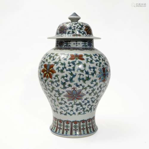 A contrasting color jar, Jiaqing period, Qing Dynasty
清代嘉...