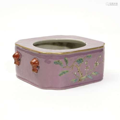 A pastel water container, Daoguang Period, Qing Dynasty
清代...