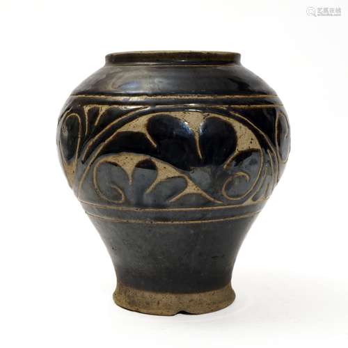 A Cizhou kiln jar with engraved flowers, Yuan Dynasty
元代磁...