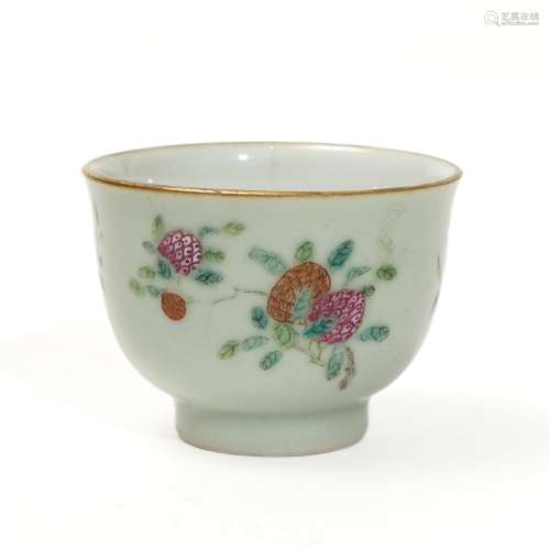 A bean-green famille rose cup, Qing Dynasty
清代豆青釉粉彩杯