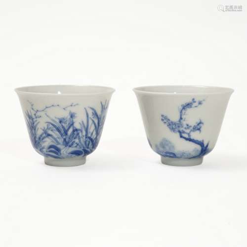 A pair of blue and white cups with floral pattern, Kangxi pe...