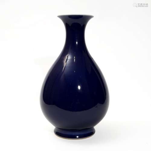 A blue glaze bottle, Qianlong period, Qing Dynasty
清代乾隆蓝...