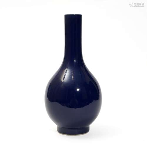 A blue glaze bottle, Qing Dynasty
清代蓝釉胆瓶