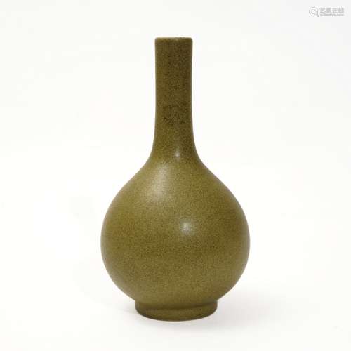 A brown glaze bottle, Qing Dynasty
清代茶叶沫釉胆瓶