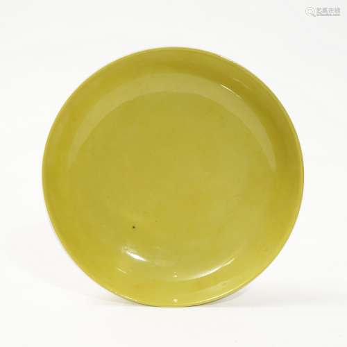 A lemon yellow glaze dish, Qing Dynasty
清代柠檬黄釉碟