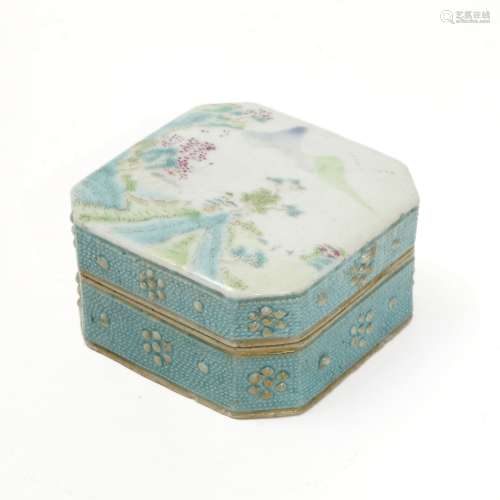 A famille rose box with pearl green background, Qianlong per...