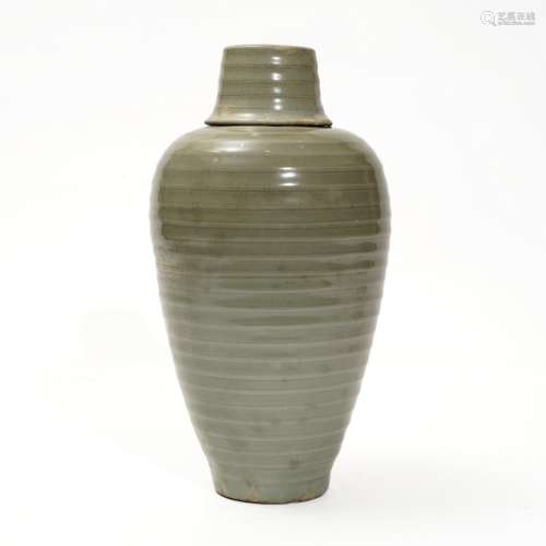 A Longquan kiln bottle with string pattern, Song Dynasty
宋代...