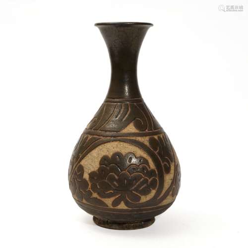 A Cizhou kiln vase with engraved flowers, Jindai
金代磁州窑剔...