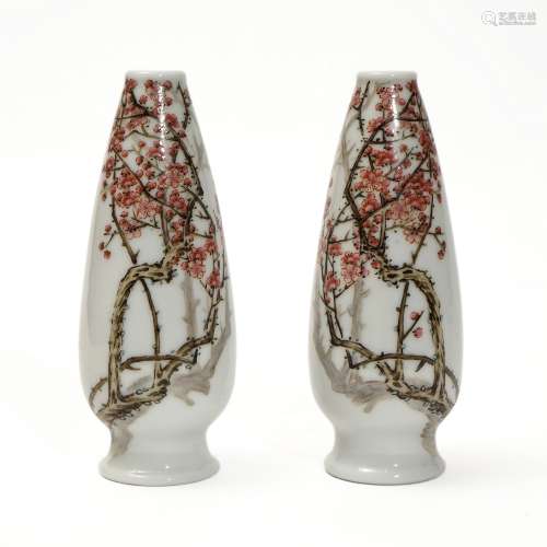 A pair of famille rose bottles with floral pattern, Republic...