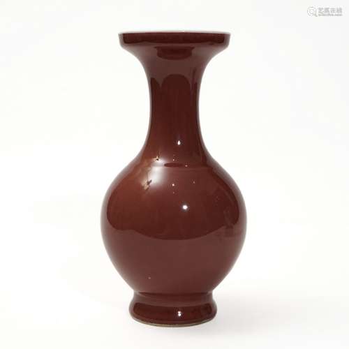 A red glaze bottle with a disc-shaped mouth, Qing Dynasty
清...