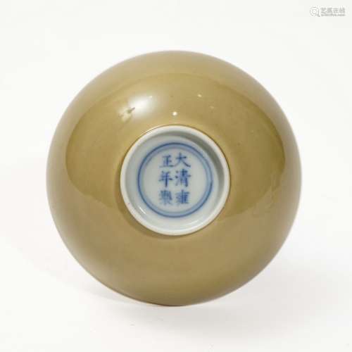 A yellow glaze bowl, Yongzheng period, Qing Dynasty
清代雍正...