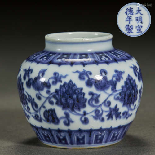 A BLUE AND WHITE GLAZED JAR