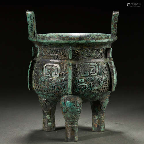 A RARE BRONZE FOOD VESSEL,DING