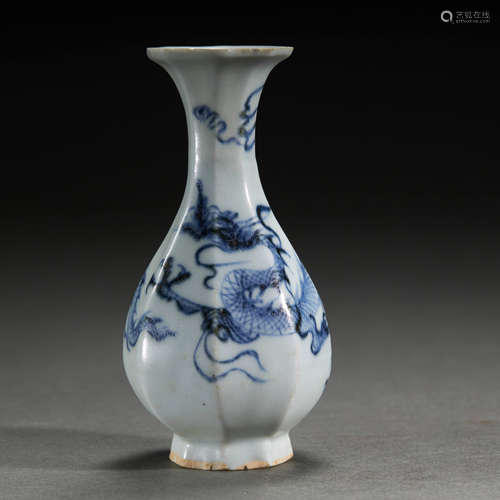 CHINESE BLUE AND WHITE DRAGON VASE,MING DYNASTY