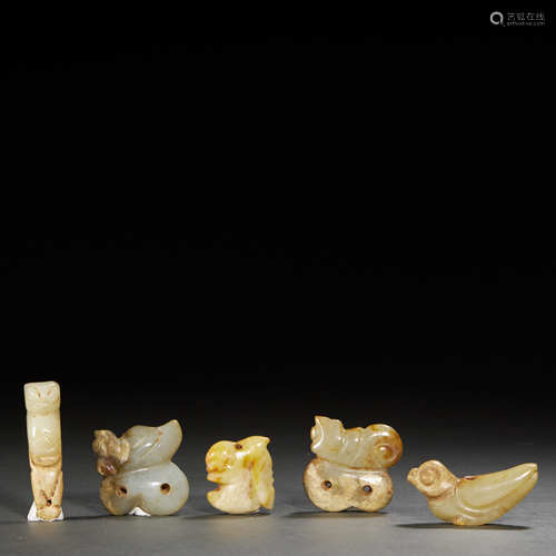 CHINESE A SET OF JADE PENDANTS