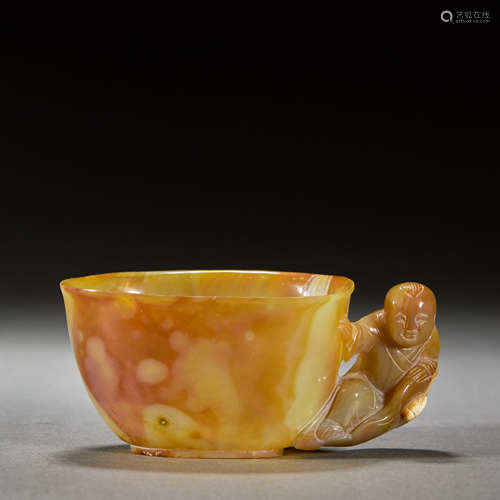 A AGATE CARVED FIGURE CUP