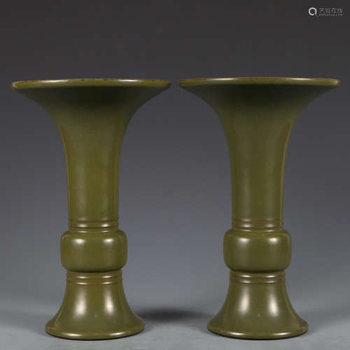 A PAIR OF TEA-DUST-GLAZED VASES