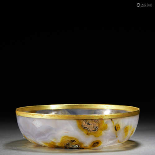 A FINE AGATE PARCEL-GILT SILVER DISH