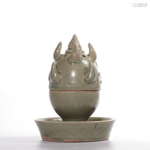 A YUEYAO WARE CELADON-GLAZED CENSER AND COVER