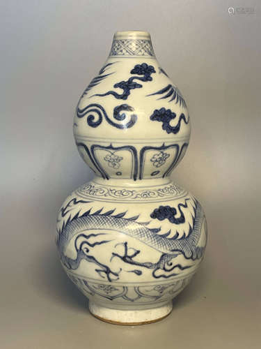 A BLUE AND WHITE GLAZED DOUBLE-GOURD VASE