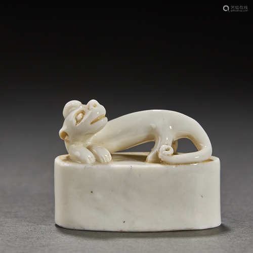 A DEHUA KILN WHITE PORCELAIN BEAST SEAL