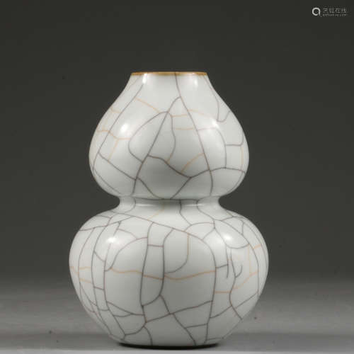 A GE-KILN PORCELAIN DOUBLE-GOURD VASE