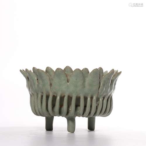 A LONGQUAN WARE CELADON-GLAZED CENSER