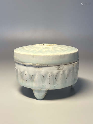 A CELADON-GLAZED CENSER AND COVER