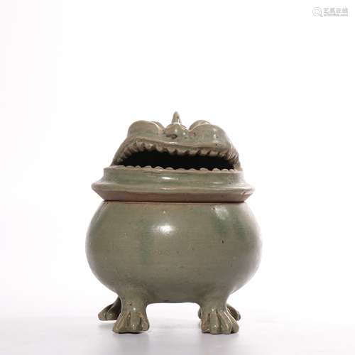 A YUEYAO WARE CELADON-GLAZED CENSER AND COVER