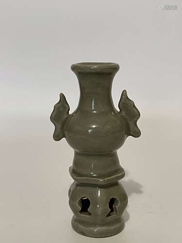 A LONGQUAN WARE CELADON-GLAZED VASE