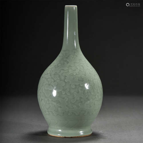 A LONGQUAN WARE CELADON-GLAZED VASE