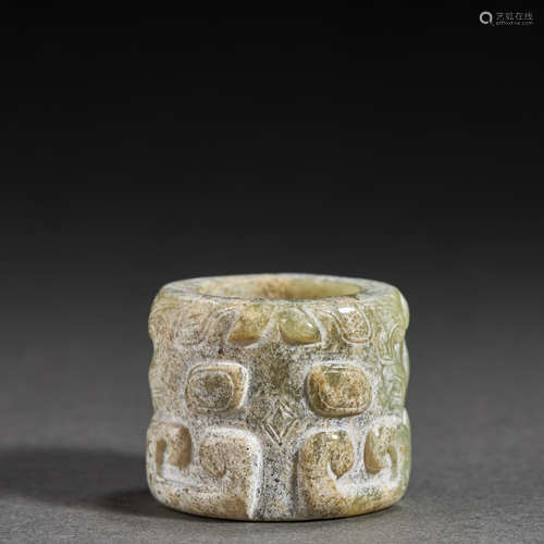 A JADE CARVED RING