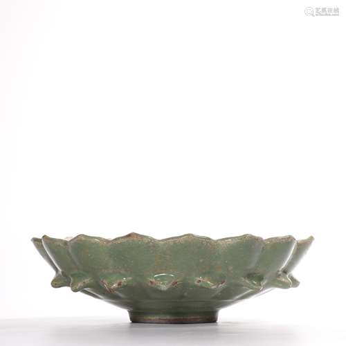 A LONGQUAN WARE CELADON-GLAZED MALLOW-SHAPED DISH