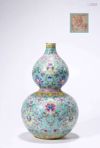 Qing Dynasty Daoguang Era Famille Rose Gourd Shaped Vase