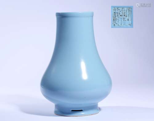 Qing Dynasty Yongzheng Era Sky Blue Glaze Vase