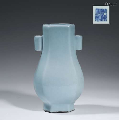 Qing Dynasty Qianlong Era Celadon Glaze Side-Handled Kettle