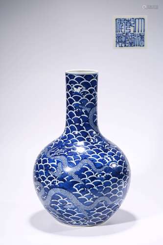 Qing Dynasty Qianlong Era Sea Water Dragon Pattern Vase