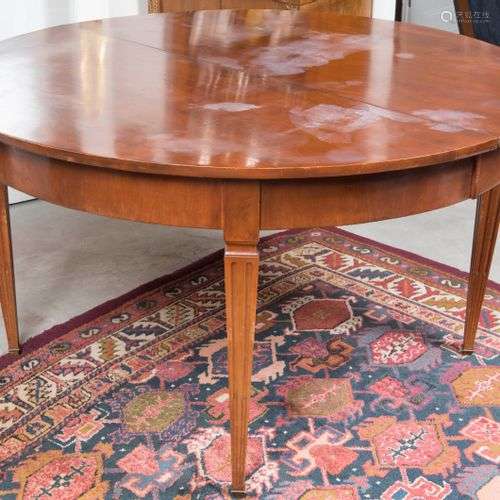 Table de salle à manger ronde en bois naturel reposant sur d...