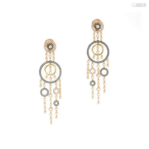 Boucles d'oreilles pendantes en or jaune et or noirci 18 ct ...