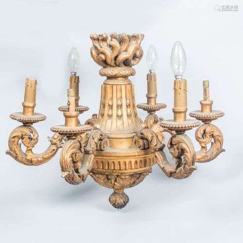 Lustre à 6 bras de lumière en bois sculpté et stuc doré à dé...