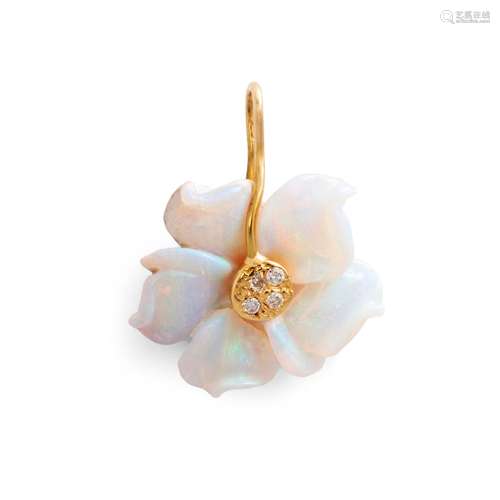 Pendentif fleur en nacre, la monture en or jaune 18 ct, le p...