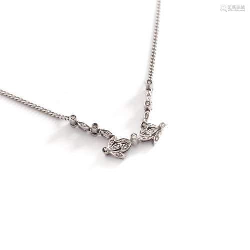 Collier en or blanc 18 ct et platine retenant un pendentif s...