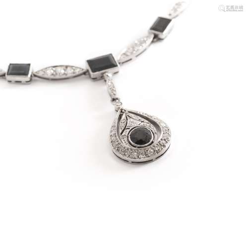 Collier Art Déco en or blanc 18 ct, diamants et saphirs sur ...