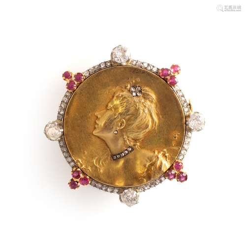 Broche Art Nouveau formé par un médaillon en or jaune 18 ct ...