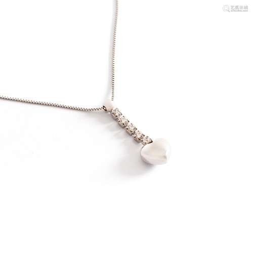 Collier en or blanc 18 ct composé d'un pendentif en forme de...