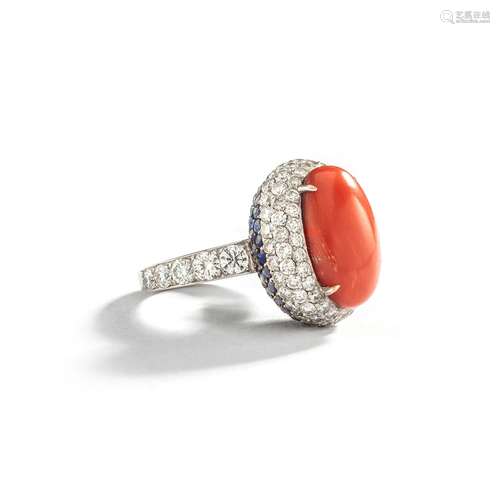 Bague en or blanc 18 ct, en son centre un important corail o...