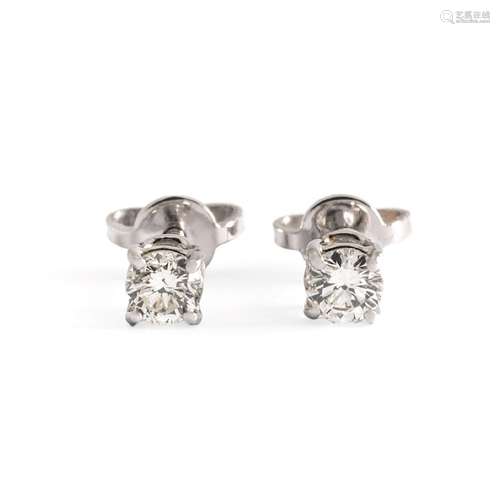 Clous d'oreilles en or blanc 18 ct retenant chacun un diaman...