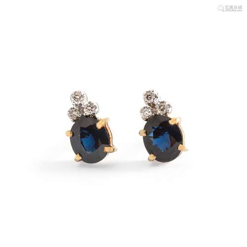 Boucles d'oreilles en or jaune 18 ct, chacune sertie d'un sa...