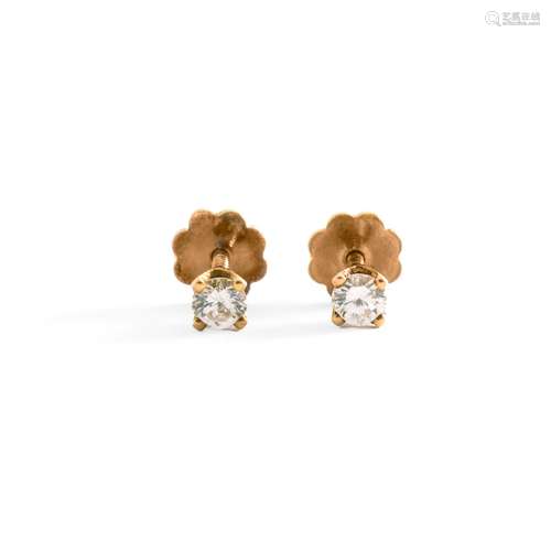 Clous d'oreilles en or jaune 18 ct ornés chacun d'un diamant...