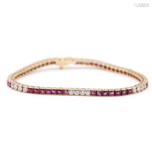 Bracelet ligne en or jaune 18 ct, pavé de 24 diamants taille...